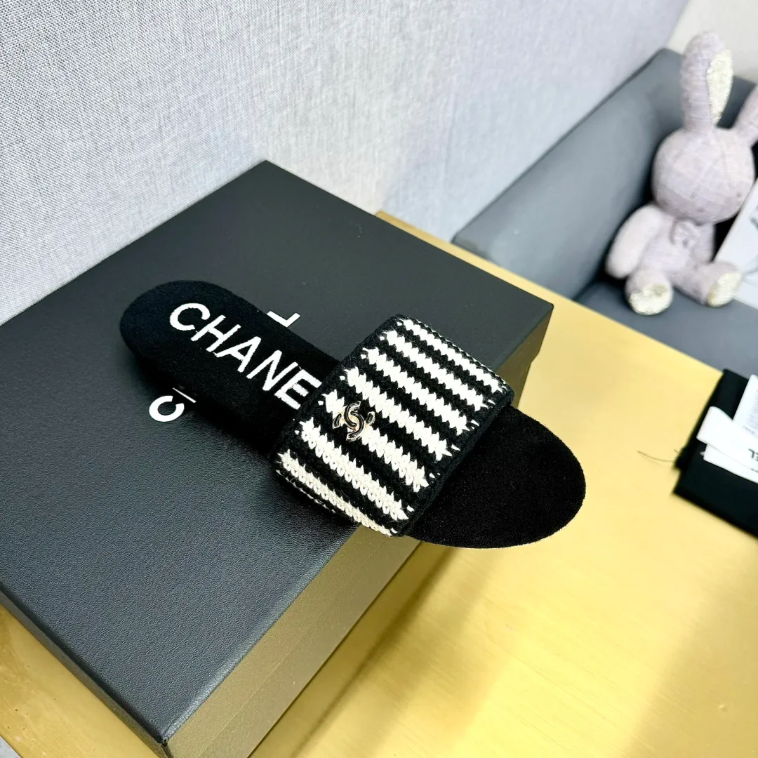 👟👟Ex-factory price 440👟👟 The top version of Chanel Chanel 24P catwalk style flip-flops, sandals. A pair of summer slippers that are super beautiful and increased in height. The cloth surface is younger and more fashionable than leather. The upper foot is too friendly for girls, a perfect height-increasing artifact! Upper: original customized cloth/calf leather lining: sheepskin water table/outsole: original molding, genuine leather outsole Size: 35-39 (40/41 customized)